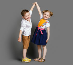 Мальчик и девочка держатся за руки