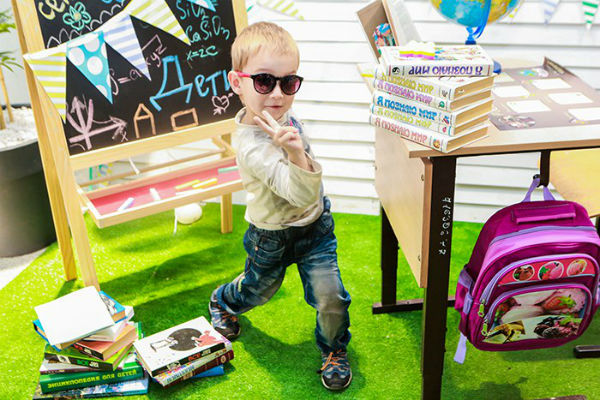 Мальчик в очках в школьном антураже