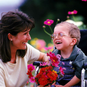 Мама  ребенок в инвалидной коляске