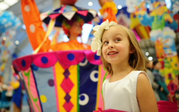 девочка на празднике