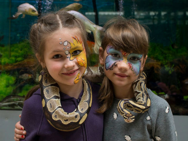 Девочки с питоном