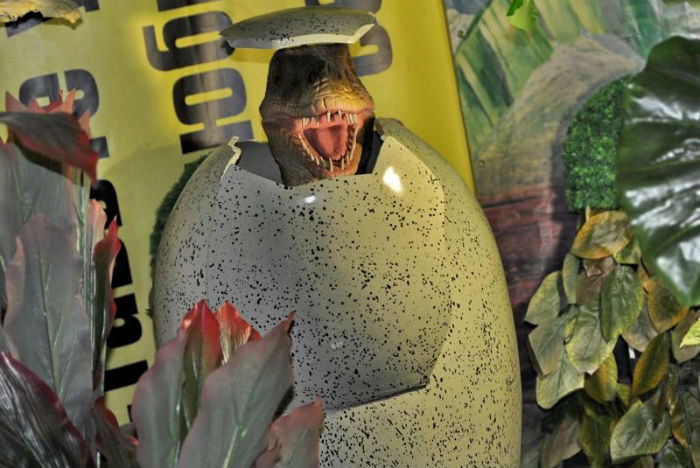 Динозавр вылупляется из яйца