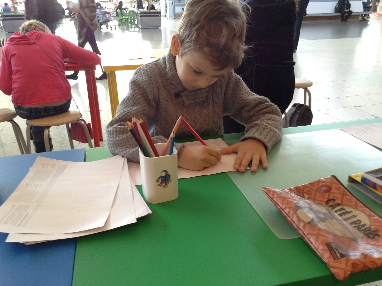 Мальчик рисует