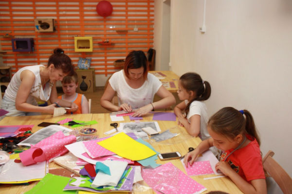 Родители и дети шьют