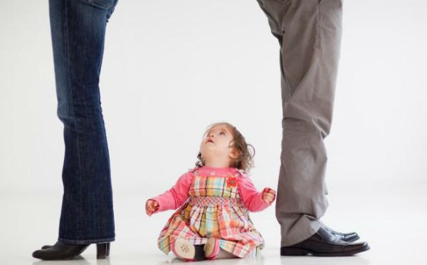 Маленькая девочка и родители