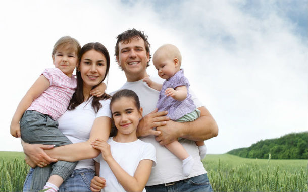 многодетная семья с тремя детьми