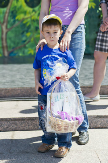 Мальчик  подарком