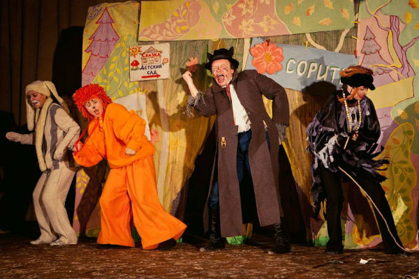 Оранжевый ежик на сцене с друзьями