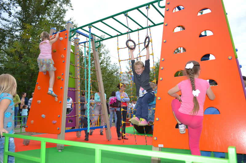 дети на детской площадке