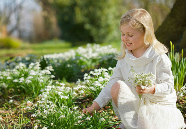 девочка собирает подснежники