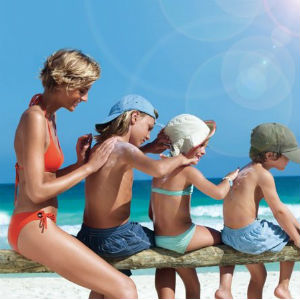 Семья мажется кремом