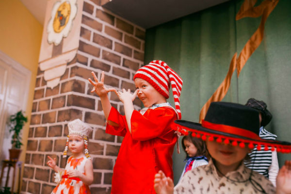 мальчик в костюме Буратино