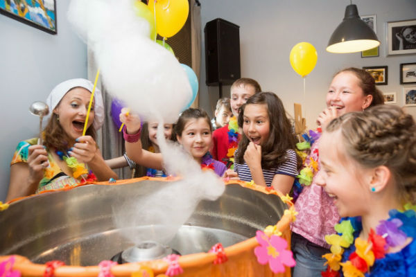 дети смотрят как делают сладкую вату