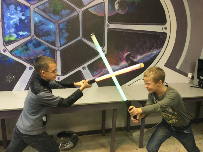 Мальчики играют в световые мечи