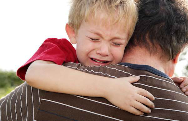 заплаканный ребенок и отец