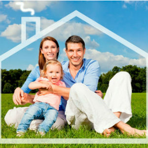 Семья на лужайке мечтает о доме